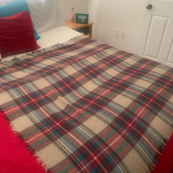 Beautiful large scarf or shawl. - Picture 3 of 5